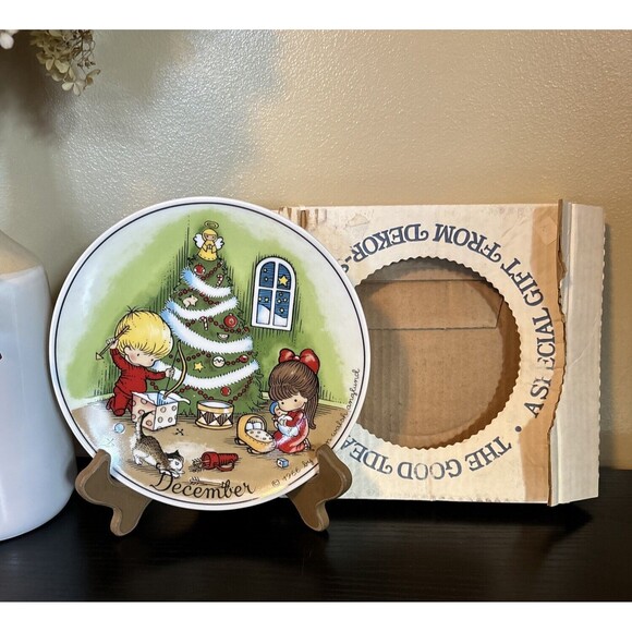 Christmas Boy Girl Dec 1966 Joan Walsh Anglund 7 3/4" Round Plate Preowned w/box - Picture 1 of 8